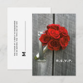 Red Rose Boeket & Schuur Hout Bruiloft RSVP Kaartje (Voorkant / Achterkant)