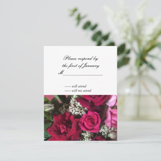 Red Rose Bouquet RSVP Reply Kaart (Staand voorkant)