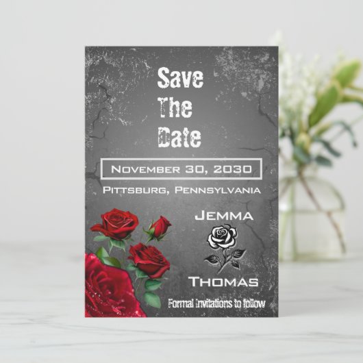 Red Rose en Grunge Textured Wedding Save the Date Kaart (Staand voorkant)