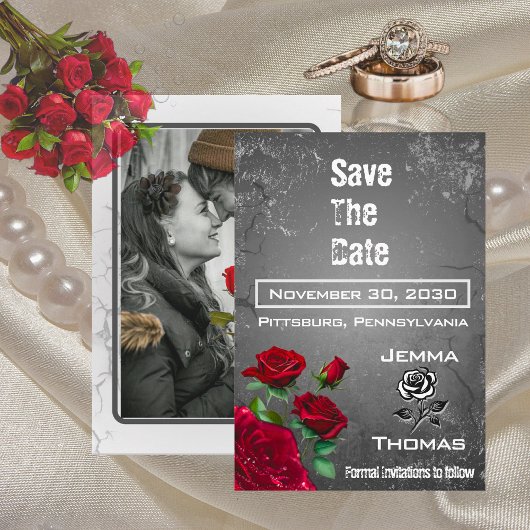 Red Rose en Grunge Textured Wedding Save the Date Kaart