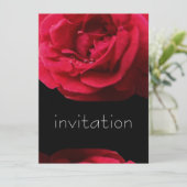 Red Rose en Water Drups verjaardagsfeestuitnodigin Kaart (Staand voorkant)