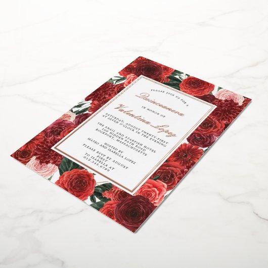 Red Rose Floral Quinceanera Elegant Gold Foil Invi Folie Uitnodiging (Gedraaid)