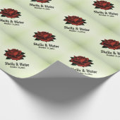 Red Rose Gothic Wedding Names and Date Green Cadeaupapier (Hoek)