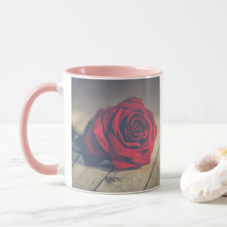 Red Rose op houten vloerplanken Art Print Mok