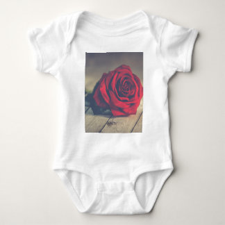 Red Rose op houten vloerplanken Art Print Romper