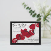 Red Rose Petals in sneeuw, winterhuwelijk Aankondigingskaart (Staand voorkant)