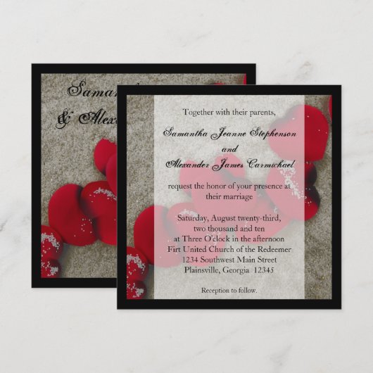 Red Rose Petals op Zand Beach Wedding Kaart (Voorkant / Achterkant)