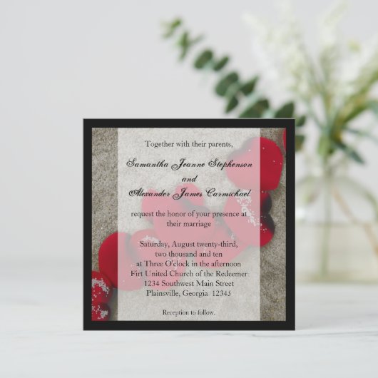 Red Rose Petals op Zand Beach Wedding Kaart (Staand voorkant)