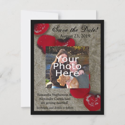 Red Rose Petals op Zand Beach Wedding Save The Date (Voorkant)