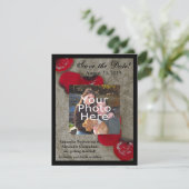Red Rose Petals op Zand Beach Wedding Save The Date (Staand voorkant)