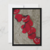 Red Rose Petals op Zand Beach Wedding Save The Date (Achterkant)