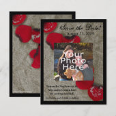 Red Rose Petals op Zand Beach Wedding Save The Date (Voorkant / Achterkant)