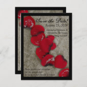 Red Rose Petals Zand Beach Bruiloft Save the Date Aankondigingskaart (Voorkant / Achterkant)