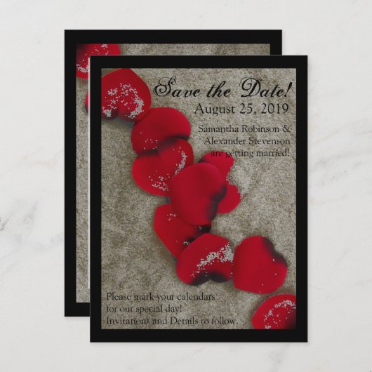 Red Rose Petals Zand Beach Bruiloft Save the Date Aankondigingskaart (Voorkant / Achterkant)