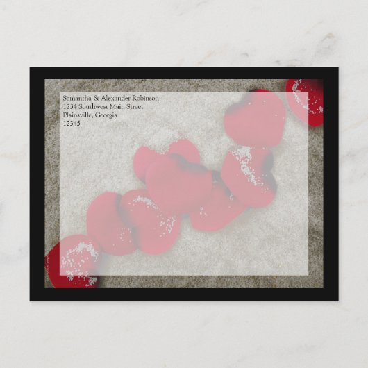 Red Rose Petals Zand Beach Bruiloft Save the Date Aankondigingskaart (Achterkant)