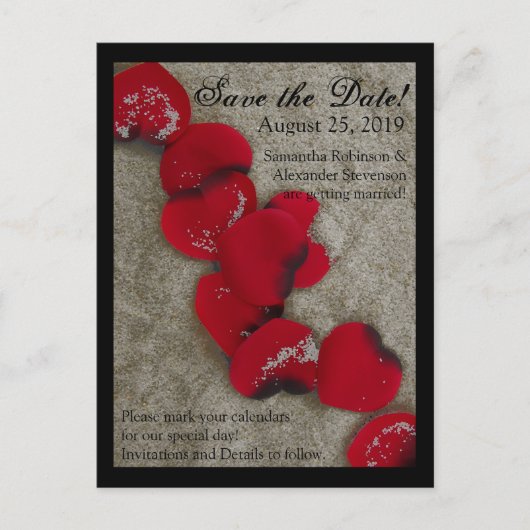 Red Rose Petals Zand Beach Bruiloft Save the Date Aankondigingskaart (Voorkant)