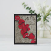 Red Rose Petals Zand Beach Bruiloft Save the Date Aankondigingskaart (Staand voorkant)