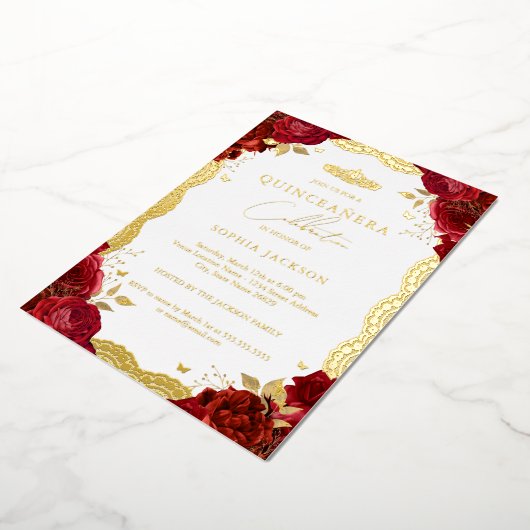 Red Rose Quinceanera Gold Lace Birthday Folie Uitnodiging (Gedraaid)
