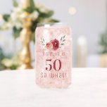 Red Rose Waterverf Positive Floral 50th Birthday Blikvorm Glas<br><div class="desc">Red Rose Waterverf Positive Floral 50th Birthday Can Glass. Funny quote 50 Dus wat rode roos waterverf positief floraal 50e verjaardagsglas. Modern bloemontwerp met rozen en twijgen in een bordeauxrode kleur en een naam. Personaliseer het met jouw naam, kunt u het leeftijdsaantal ook veranderen. Voor een vrouw die haar 50ste...</div>