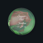 Red Rosebud Flower Personalized Wedding Magneet<br><div class="desc">Mooie rode rosebud zachtjes buigen in de zonnebloem opslaan van de datum bruiloft aankondiging of voorkeur koelkast magneet. Vul uw gegevens in bij de sjabloon. Breng meer wijzigingen aan in de tekst- en lettergrootte, -stijl en -kleur door op Aanpassen te klikken. Dit afbeelding is beschikbaar op veel producten in mijn...</div>