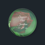 Red Rosebud Flower Personalized Wedding Magneet<br><div class="desc">Mooie rode rosebud zachtjes buigen in de zonnebloem opslaan van de datum bruiloft aankondiging of voorkeur koelkast magneet. Vul uw gegevens in bij de sjabloon. Breng meer wijzigingen aan in de tekst- en lettergrootte, -stijl en -kleur door op Aanpassen te klikken. Dit afbeelding is beschikbaar op veel producten in mijn...</div>