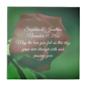 Red Rosebud Flower Personalized Wedding Tegeltje (Voorkant)
