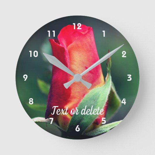 Red Rosebud Flower Yellow Highlights Gepersonalise Ronde Klok (Voorkant)