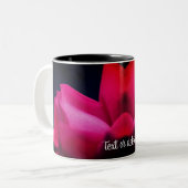 Red Rosebud Raindrops gepersonaliseerd Tweekleurige Koffiemok (Voorkant links)