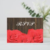 Red Roses Barn Wood Wedding RSVP-reactiekaart RSVP Kaartje (Staand voorkant)