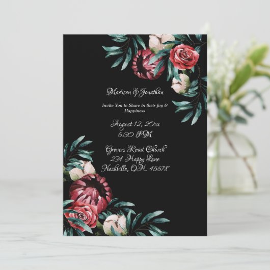 Red Roses Black Background Elegant Script Wedding Kaart (Staand voorkant)