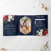 Red Roses en White Magnolia Navy Blue Wedding Drieluik Uitnodiging (Binnen)