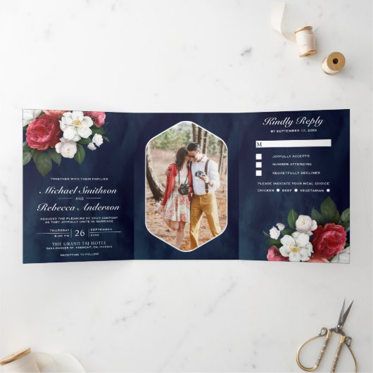Red Roses en White Magnolia Navy Blue Wedding Drieluik Uitnodiging (Binnen)