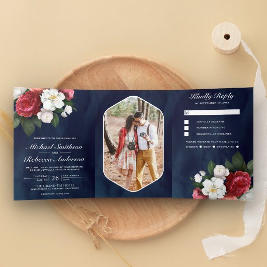 Red Roses en White Magnolia Navy Blue Wedding Drieluik Uitnodiging