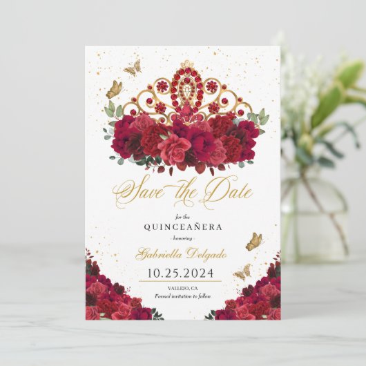 Red Roses & Gold Tiara Bewaar de datum Quinceañera Kaart (Staand voorkant)