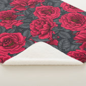 Red roses with gray leaves on black sherpa deken (3/4)