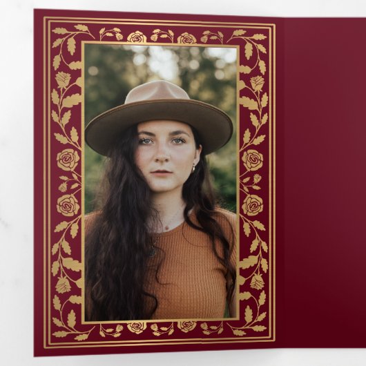 Red Royal Medieval Sword Photo Graduparty Drieluik Uitnodiging (Binnenzijde eerst)