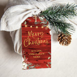 Red Rustic Christmas | Winter bloemen en goud Cadeaulabel<br><div class="desc">Deze prachtige vakantie cadeau labels zijn voorzien van een rustieke rode houtlook achtergrond,  met  winterbloemen en dennen en een illustratie van string lichten. Het moderne gouden schrift zegt "Vrolijk kerstfeest".</div>