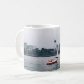 Red Sailboot Art Navy Koffiemok (Voorkant links)
