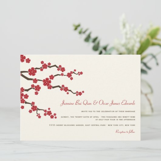 Red Sakura Cherry Blossom Modern Asian Wedding Kaart (Staand voorkant)