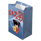Red Sakura Kokeshi Doll - Cute Geisha Girl Blue Medium Cadeauzakje (Voorkant Gekanteld)