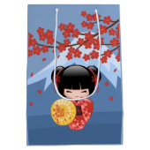 Red Sakura Kokeshi Doll - Cute Geisha Girl Blue Medium Cadeauzakje (Achterkant)