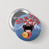 Red Sakura Kokeshi Doll - Cute Geisha Girl Ronde Button 5,7 Cm (Voorkant /achterkant)