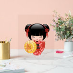 Red Sakura Kokeshi Doll - Japans Geisha Girl Acryl Bord<br><div class="desc">Vectorafbeelding van een schattig oosterse meid in een rode kimono jurk met een brede zwarte vlek met een gele paraplu bamboe. Het zwarte haar van het meisje is versierd met bloemen en rode geisha-haarspelden. Dit kunstwerk werd geïnspireerd door traditionele kokeshi-poppen in Japan.</div>