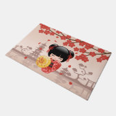 Red Sakura Kokeshi Doll - Japanse Geisha Deurmat (Schuin)