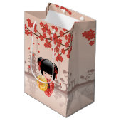 Red Sakura Kokeshi Doll - Japanse Geisha Medium Cadeauzakje (Voorkant Gekanteld)