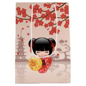 Red Sakura Kokeshi Doll - Japanse Geisha Medium Cadeauzakje (Achterkant)