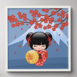 Red Sakura Kokeshi Doll Schattige Geisha Girl Blau Pel En Plak Fototegel<br><div class="desc">Vector illustratie van een schattig oosters meisje in een rode kimono jurk met brede zwarte obi sjerp met een gele bamboe paraplu. Het zwarte haar van het meisje is versierd met bloemen en rode haarspelden in geisha-stijl. Dit kunstwerk is geïnspireerd op traditionele kokeshi poppen van Japan. Bloeiende rode Sakura boom...</div>