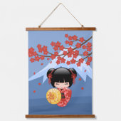 Red Sakura Kokeshi Doll - Stomme Japanse Geisha Hangend Wandkleed (Voorkant)