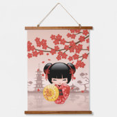 Red Sakura Kokeshi Doll - Stomme Japanse Geisha Hangend Wandkleed (Voorkant)