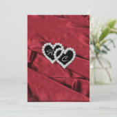 Red Satin en Diamond Hearts Monogram Uitnodiging (Staand voorkant)